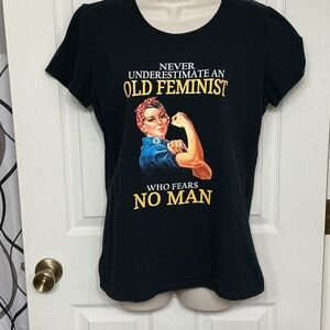 Gildan Women's L Cotton Never Underestimate an Old Feminist Graphic T Black